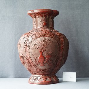 A Chinese carved red lacquer vase, Qianlong mark, 19/20th C. — 照片 8
