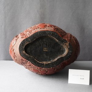 A Chinese carved red lacquer vase, Qianlong mark, 19/20th C. — 照片 9