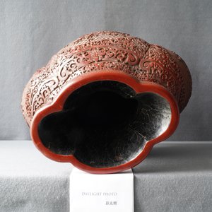 A Chinese carved red lacquer vase, Qianlong mark, 19/20th C. — 照片 10
