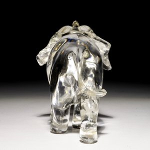 A Chinese carved rock crystal figure of an elephant, signed, 19/20th C. — 照片 3