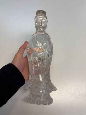 A Chinese carved rock crystal Guanyin, 20th C. — 照片 2