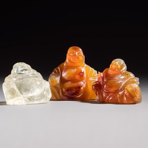 A Chinese carved rock crystal Milefo Buddha and two agate Milefo Buddhas, 19/20th C. — photo 1