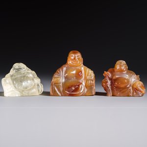 A Chinese carved rock crystal Milefo Buddha and two agate Milefo Buddhas, 19/20th C. — photo 2