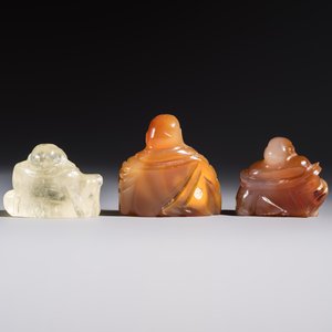 A Chinese carved rock crystal Milefo Buddha and two agate Milefo Buddhas, 19/20th C. — photo 4