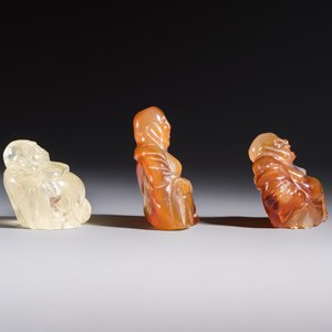 A Chinese carved rock crystal Milefo Buddha and two agate Milefo Buddhas, 19/20th C. — photo 5