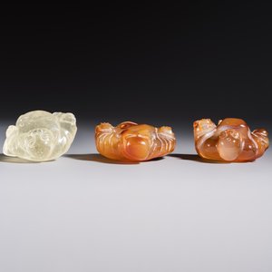 A Chinese carved rock crystal Milefo Buddha and two agate Milefo Buddhas, 19/20th C. — photo 6