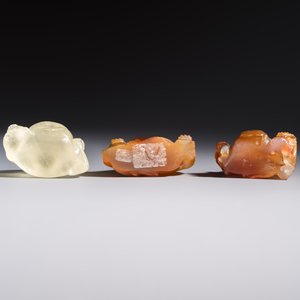 A Chinese carved rock crystal Milefo Buddha and two agate Milefo Buddhas, 19/20th C. — photo 7