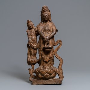 A Chinese carved stone 'Guanyin and attendant' group, Ming/Qing — 照片 2