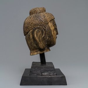A Chinese carved stone head of Buddha Shakyamuni, Ming or later — 照片 3