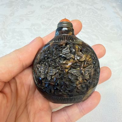A Chinese carved tortoiseshell snuff bottle with butterflies among double-gourd vines — 照片 3
