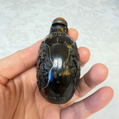 A Chinese carved tortoiseshell snuff bottle with butterflies among double-gourd vines — 照片 4