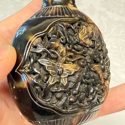 A Chinese carved tortoiseshell snuff bottle with butterflies among double-gourd vines — 照片 5