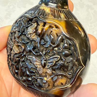 A Chinese carved tortoiseshell snuff bottle with butterflies among double-gourd vines — 照片 6