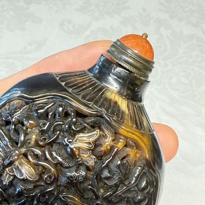 A Chinese carved tortoiseshell snuff bottle with butterflies among double-gourd vines — 照片 7