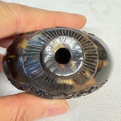 A Chinese carved tortoiseshell snuff bottle with butterflies among double-gourd vines — 照片 8