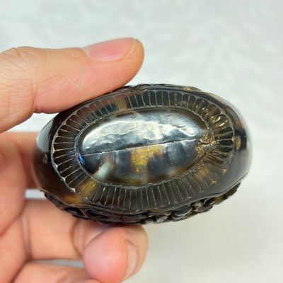 A Chinese carved tortoiseshell snuff bottle with butterflies among double-gourd vines — 照片 9