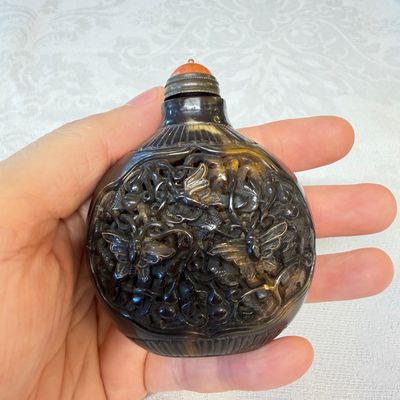 A Chinese carved tortoiseshell snuff bottle with butterflies among double-gourd vines — 照片 1