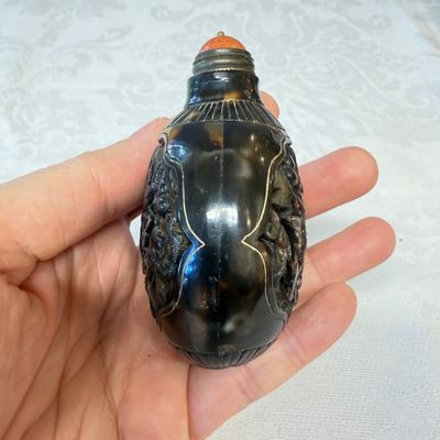 A Chinese carved tortoiseshell snuff bottle with butterflies among double-gourd vines — 照片 2