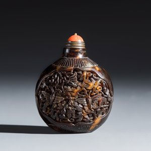 A Chinese carved tortoiseshell snuff bottle with butterflies among double-gourd vines — 照片 1