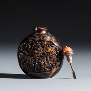 A Chinese carved tortoiseshell snuff bottle with butterflies among double-gourd vines — 照片 2