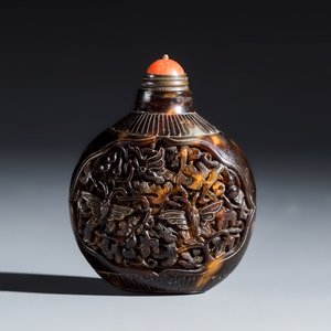 A Chinese carved tortoiseshell snuff bottle with butterflies among double-gourd vines — 照片 3