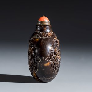 A Chinese carved tortoiseshell snuff bottle with butterflies among double-gourd vines — 照片 4