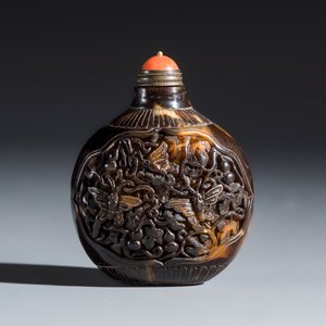 A Chinese carved tortoiseshell snuff bottle with butterflies among double-gourd vines — 照片 5