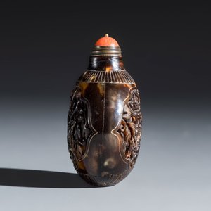 A Chinese carved tortoiseshell snuff bottle with butterflies among double-gourd vines — 照片 6