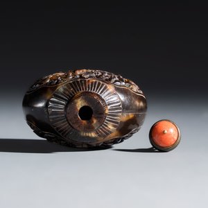 A Chinese carved tortoiseshell snuff bottle with butterflies among double-gourd vines — 照片 7
