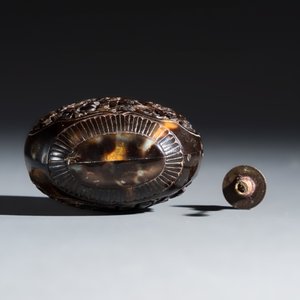 A Chinese carved tortoiseshell snuff bottle with butterflies among double-gourd vines — 照片 8