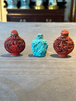 A Chinese carved turquoise snuff bottle and two red lacquer snuff bottles, Qianlong mark, 19/20th C. — foto 1