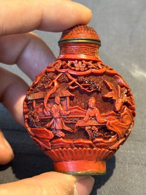 A Chinese carved turquoise snuff bottle and two red lacquer snuff bottles, Qianlong mark, 19/20th C. — foto 11