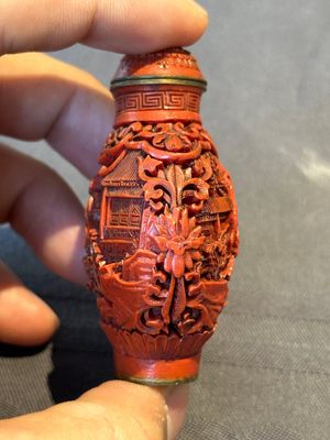 A Chinese carved turquoise snuff bottle and two red lacquer snuff bottles, Qianlong mark, 19/20th C. — foto 12