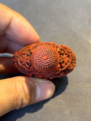 A Chinese carved turquoise snuff bottle and two red lacquer snuff bottles, Qianlong mark, 19/20th C. — foto 13