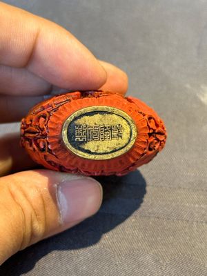 A Chinese carved turquoise snuff bottle and two red lacquer snuff bottles, Qianlong mark, 19/20th C. — foto 14