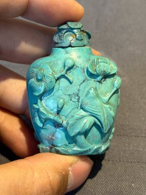 A Chinese carved turquoise snuff bottle and two red lacquer snuff bottles, Qianlong mark, 19/20th C. — foto 15