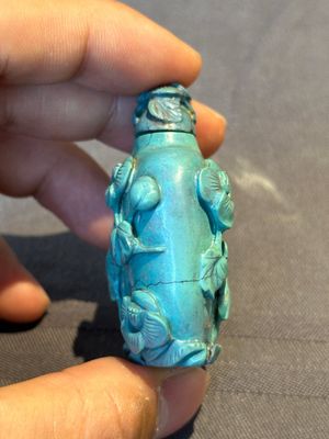 A Chinese carved turquoise snuff bottle and two red lacquer snuff bottles, Qianlong mark, 19/20th C. — foto 16