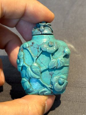 A Chinese carved turquoise snuff bottle and two red lacquer snuff bottles, Qianlong mark, 19/20th C. — foto 17