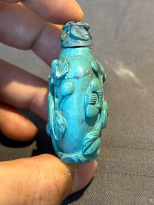 A Chinese carved turquoise snuff bottle and two red lacquer snuff bottles, Qianlong mark, 19/20th C. — foto 18