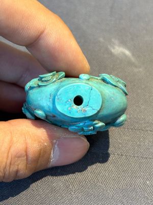 A Chinese carved turquoise snuff bottle and two red lacquer snuff bottles, Qianlong mark, 19/20th C. — foto 19