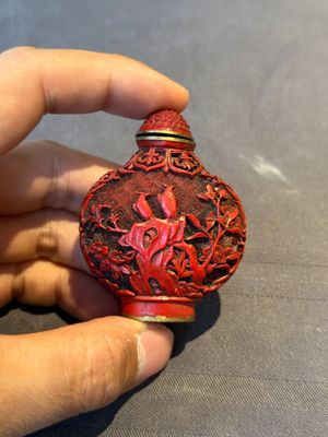 A Chinese carved turquoise snuff bottle and two red lacquer snuff bottles, Qianlong mark, 19/20th C. — foto 2