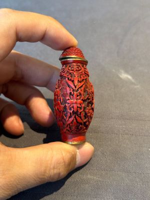 A Chinese carved turquoise snuff bottle and two red lacquer snuff bottles, Qianlong mark, 19/20th C. — foto 3