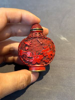 A Chinese carved turquoise snuff bottle and two red lacquer snuff bottles, Qianlong mark, 19/20th C. — foto 4