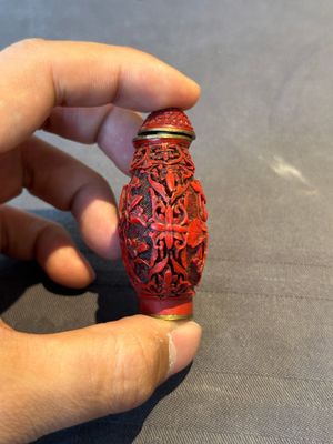 A Chinese carved turquoise snuff bottle and two red lacquer snuff bottles, Qianlong mark, 19/20th C. — foto 5