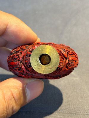 A Chinese carved turquoise snuff bottle and two red lacquer snuff bottles, Qianlong mark, 19/20th C. — foto 6