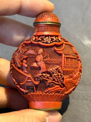 A Chinese carved turquoise snuff bottle and two red lacquer snuff bottles, Qianlong mark, 19/20th C. — foto 9