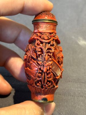 A Chinese carved turquoise snuff bottle and two red lacquer snuff bottles, Qianlong mark, 19/20th C. — foto 10