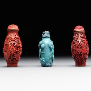 A Chinese carved turquoise snuff bottle and two red lacquer snuff bottles, Qianlong mark, 19/20th C. — foto 2