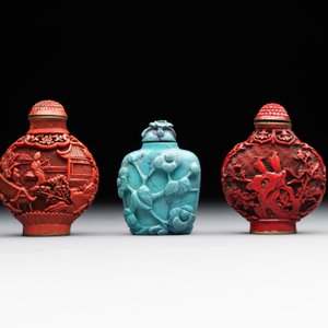 A Chinese carved turquoise snuff bottle and two red lacquer snuff bottles, Qianlong mark, 19/20th C. — foto 3