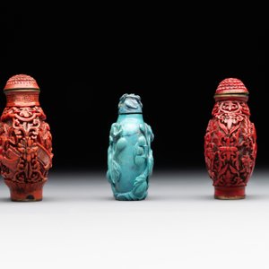 A Chinese carved turquoise snuff bottle and two red lacquer snuff bottles, Qianlong mark, 19/20th C. — foto 4